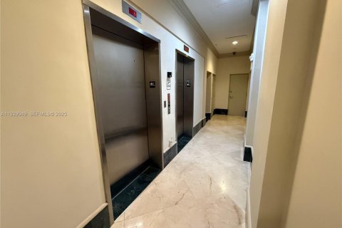 Condo in Miami, Florida, 1 bedroom  № 1988736 - photo 6