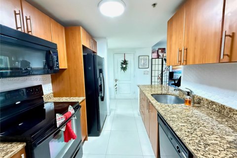 Condo in Miami, Florida, 1 bedroom  № 1988736 - photo 15