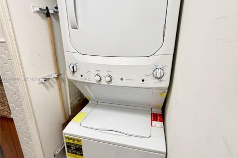 Condo in Miami, Florida, 1 bedroom  № 1988736 - photo 16