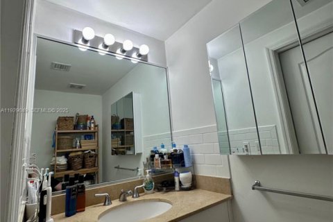 Condo in Miami, Florida, 1 bedroom  № 1988736 - photo 10