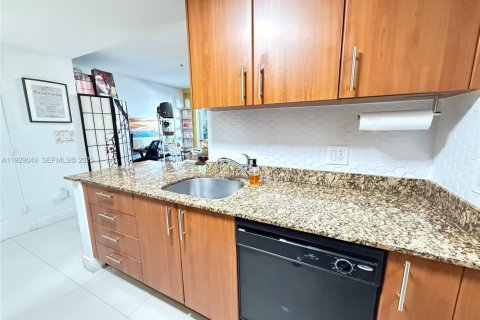 Condo in Miami, Florida, 1 bedroom  № 1988736 - photo 14