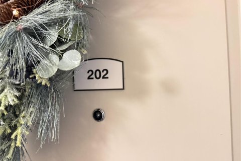 Condo in Miami, Florida, 1 bedroom  № 1988736 - photo 9