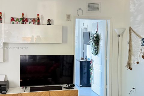 Condo in Miami, Florida, 1 bedroom  № 1988736 - photo 18