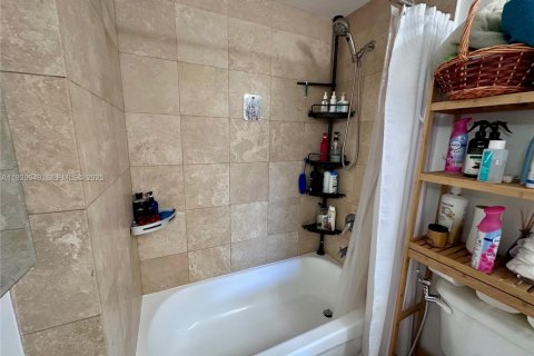 Condo in Miami, Florida, 1 bedroom  № 1988736 - photo 24