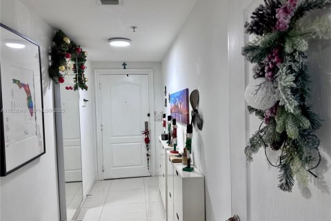 Condo in Miami, Florida, 1 bedroom  № 1988736 - photo 11