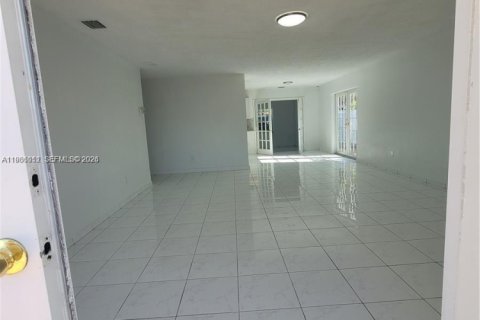 Купить виллу или дом в Майами, Флорида 5 спален, 202.71м2, № 2048746 - фото 11