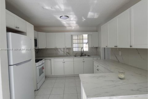 Купить виллу или дом в Майами, Флорида 5 спален, 202.71м2, № 2048746 - фото 13