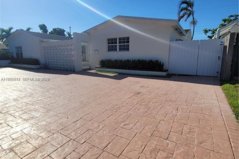 Дом в Майами, Флорида 5 спален, 202.71м2 № 2048746