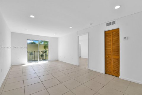 Condo in Miami Beach, Florida, 1 bedroom  № 2076627 - photo 2
