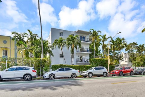 Condo in Miami Beach, Florida, 1 bedroom  № 2076627 - photo 24