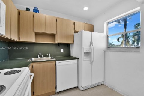 Condo in Miami Beach, Florida, 1 bedroom  № 2076627 - photo 3