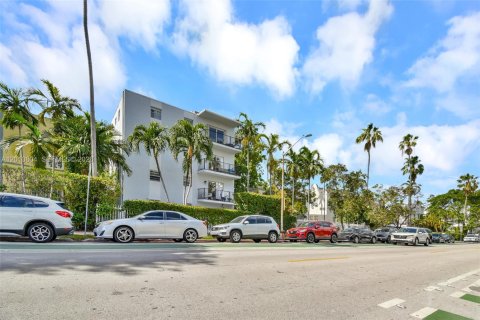 Condo in Miami Beach, Florida, 1 bedroom  № 2076627 - photo 25