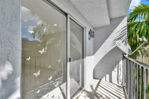 Condo in Miami Beach, Florida, 1 bedroom  № 2076627 - photo 17