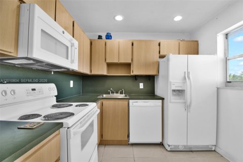 Condo in Miami Beach, Florida, 1 bedroom  № 2076627 - photo 4