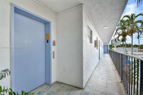 Condo in Miami Beach, Florida, 1 bedroom  № 2076627 - photo 19