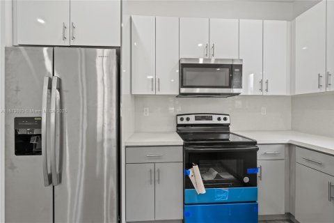 House in Miami, Florida 5 bedrooms, 213.68 sq.m. № 1704053 - photo 8
