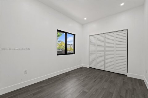House in Miami, Florida 5 bedrooms, 213.68 sq.m. № 1704053 - photo 30