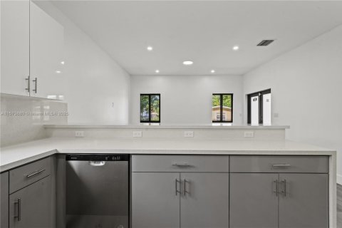 House in Miami, Florida 5 bedrooms, 213.68 sq.m. № 1704053 - photo 9