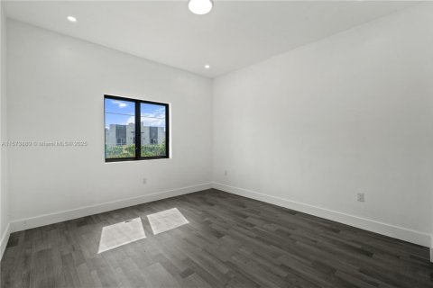 House in Miami, Florida 5 bedrooms, 213.68 sq.m. № 1704053 - photo 27