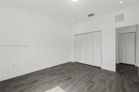 House in Miami, Florida 5 bedrooms, 213.68 sq.m. № 1704053 - photo 28