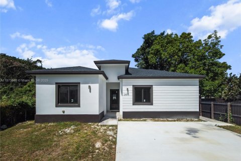 House in Miami, Florida 5 bedrooms, 213.68 sq.m. № 1704053 - photo 1