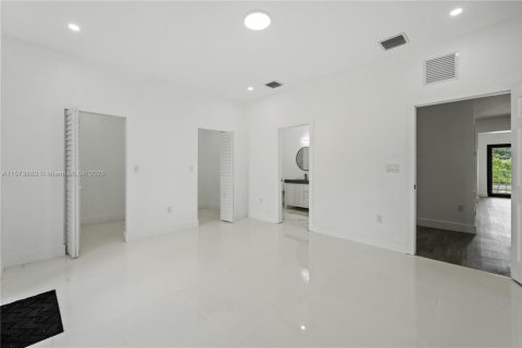 House in Miami, Florida 5 bedrooms, 213.68 sq.m. № 1704053 - photo 14