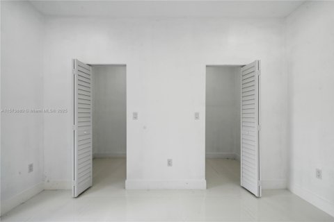 House in Miami, Florida 5 bedrooms, 213.68 sq.m. № 1704053 - photo 16