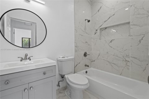 House in Miami, Florida 5 bedrooms, 213.68 sq.m. № 1704053 - photo 21