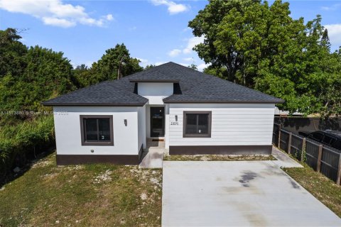 House in Miami, Florida 5 bedrooms, 213.68 sq.m. № 1704053 - photo 4