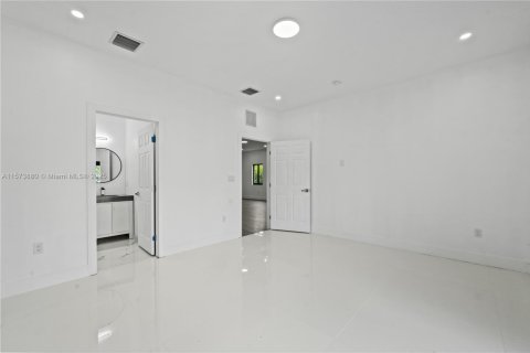 House in Miami, Florida 5 bedrooms, 213.68 sq.m. № 1704053 - photo 15