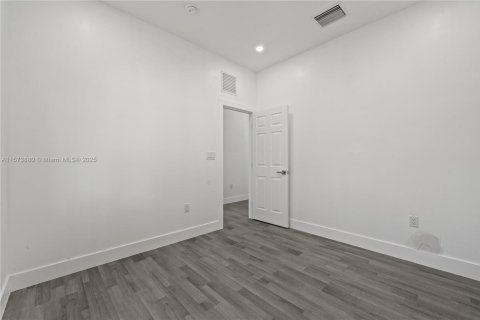 House in Miami, Florida 5 bedrooms, 213.68 sq.m. № 1704053 - photo 25