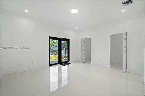 House in Miami, Florida 5 bedrooms, 213.68 sq.m. № 1704053 - photo 13