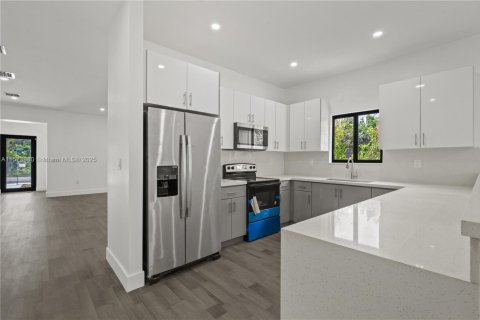 House in Miami, Florida 5 bedrooms, 213.68 sq.m. № 1704053 - photo 6