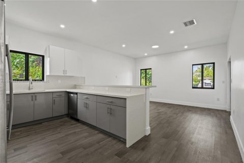 House in Miami, Florida 5 bedrooms, 213.68 sq.m. № 1704053 - photo 10