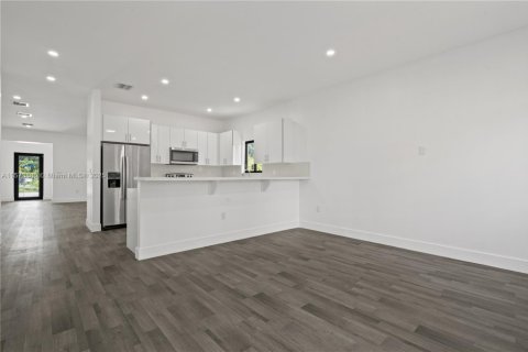 House in Miami, Florida 5 bedrooms, 213.68 sq.m. № 1704053 - photo 11