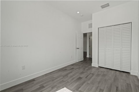 House in Miami, Florida 5 bedrooms, 213.68 sq.m. № 1704053 - photo 19