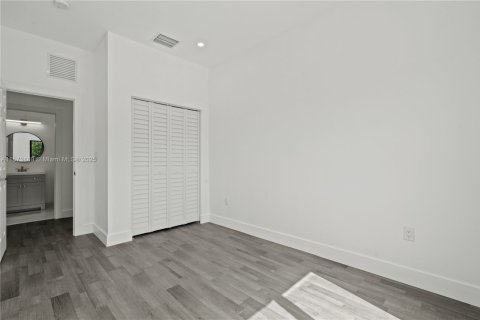 House in Miami, Florida 5 bedrooms, 213.68 sq.m. № 1704053 - photo 20