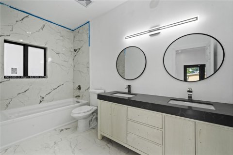 House in Miami, Florida 5 bedrooms, 213.68 sq.m. № 1704053 - photo 17
