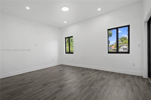 House in Miami, Florida 5 bedrooms, 213.68 sq.m. № 1704053 - photo 12