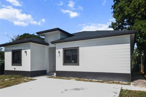 House in Miami, Florida 5 bedrooms, 213.68 sq.m. № 1704053 - photo 2
