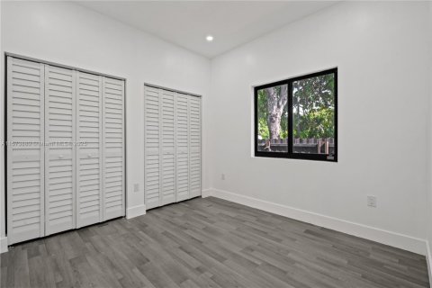 House in Miami, Florida 5 bedrooms, 213.68 sq.m. № 1704053 - photo 24