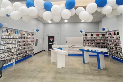 Commercial property in Miramar, Florida № 2068156