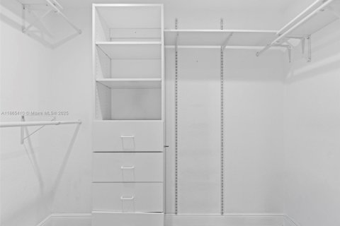 Villa ou maison à vendre à Miami, Floride: 4 chambres, 149.76 m2 № 1897774 - photo 17