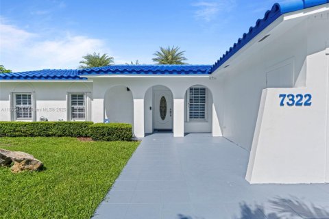 Villa ou maison à vendre à Miami, Floride: 4 chambres, 149.76 m2 № 1897774 - photo 3