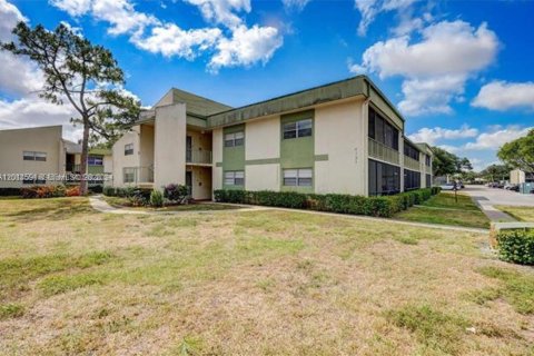 Condominio en alquiler en Coral Springs, Florida, 1 dormitorio, 56.67 m2 № 2076529 - foto 3