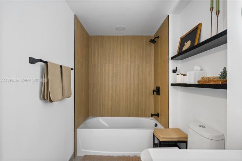 Condominio en alquiler en Miami, Florida, 1 dormitorio, 58.71 m2 № 2040277 - foto 11