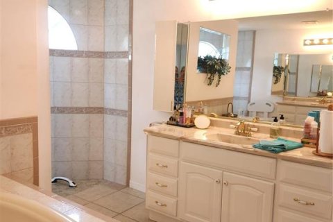 House in Weeki Wachee, Florida 3 bedrooms, 218.88 sq.m. № 2221875 - photo 17