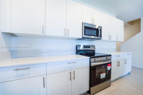 Townhouse in Dania Beach, Florida 3 bedrooms, 152.45 sq.m. № 2086978 - photo 10