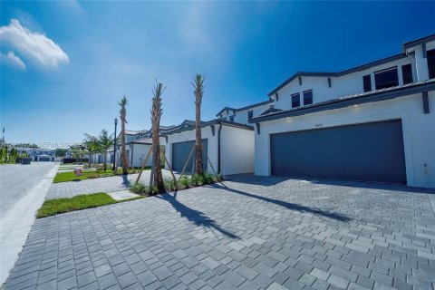Townhouse in Dania Beach, Florida 3 bedrooms, 152.45 sq.m. № 2086978 - photo 9