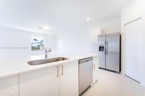 Townhouse in Dania Beach, Florida 3 bedrooms, 152.45 sq.m. № 2086978 - photo 12